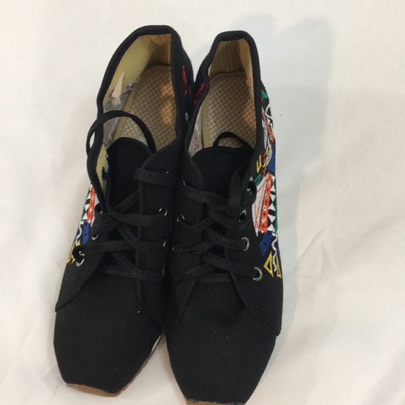 Womans canvas geometric embroidered cloth sneaker - Picture 4 of 6